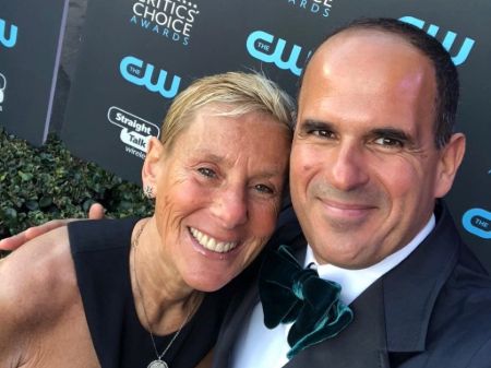 Marcus Lemonis and his wife Roberta Raffel pose a picture at an event.